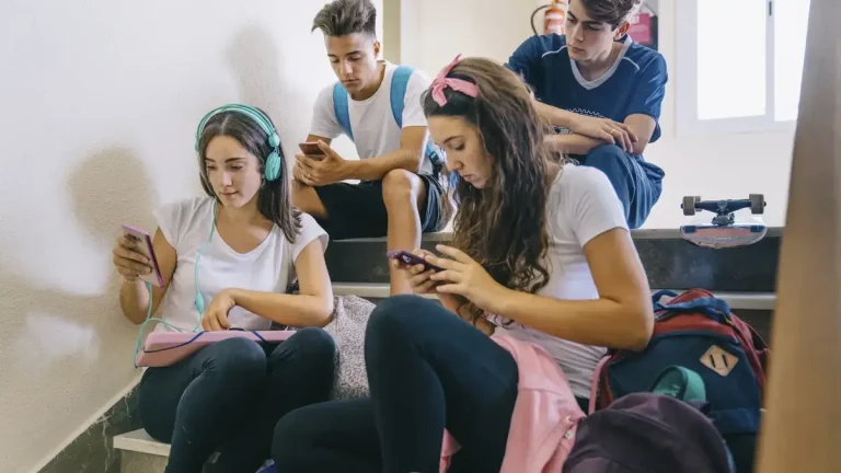 ‘Bell To Bell’ Mobile Phone Ban Approved For All Edinburgh Schools From August