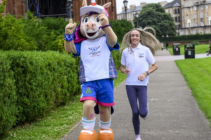 Eilish-McColgan-runs-with-Glasgow-2026-mascot-Finnie-scaled.jpg